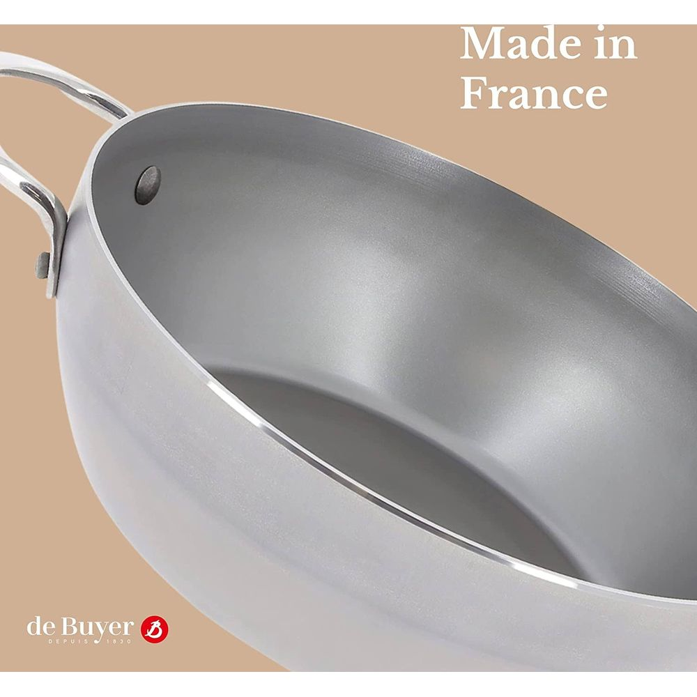 Une casserole argentée à deux anses. Fabriqué en France.