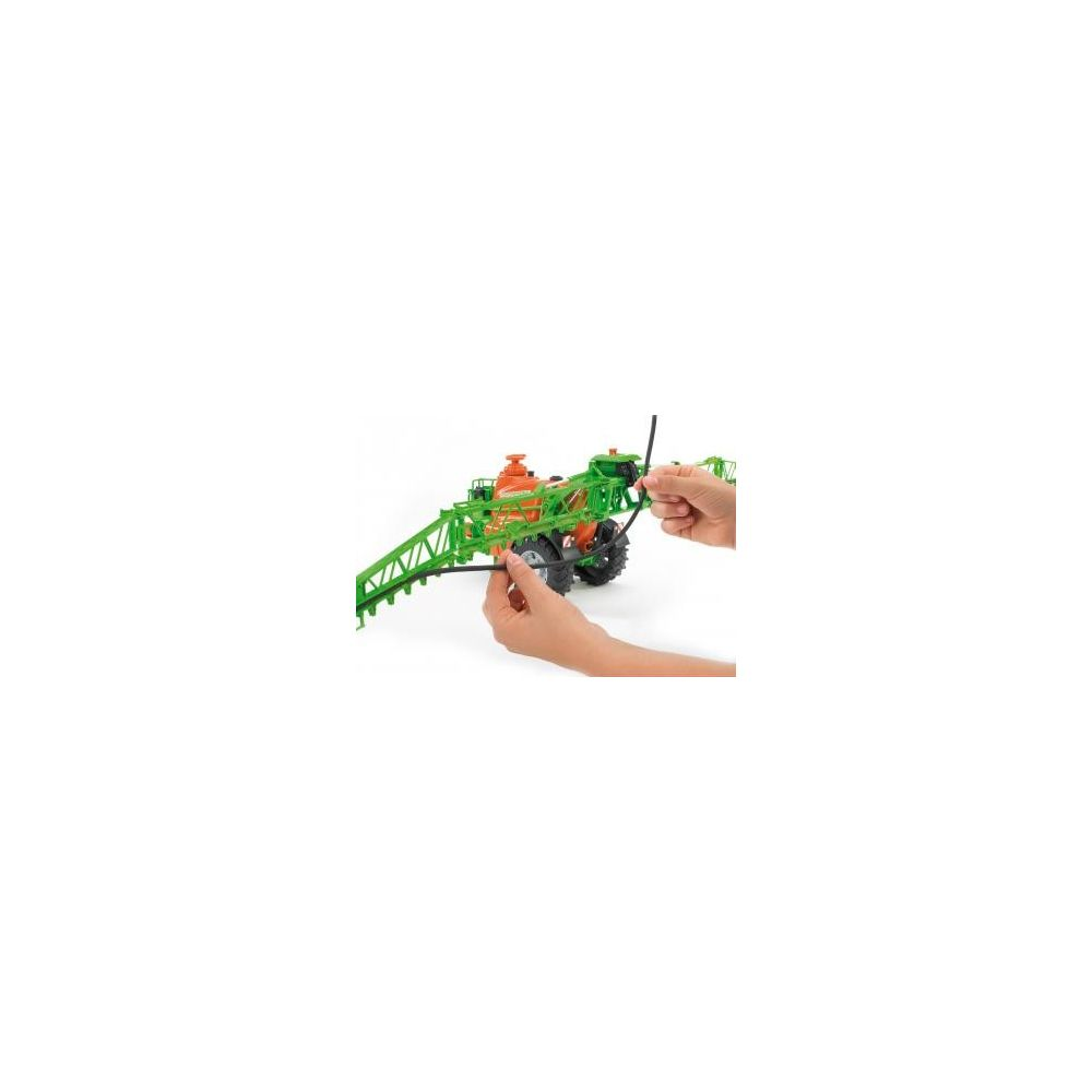 Pulverizador verde con brazos plegables, sujeto por manos.