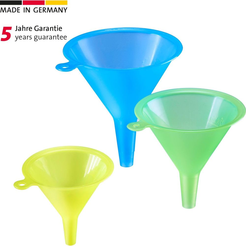 Drei Plastiktrichter in Blau, Grün und Gelb auf weißem Hintergrund.