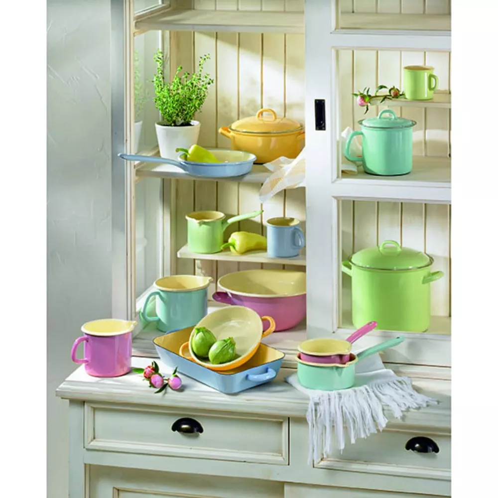 Ustensiles émaillés colorés dans une armoire : casseroles, bols, tasses.