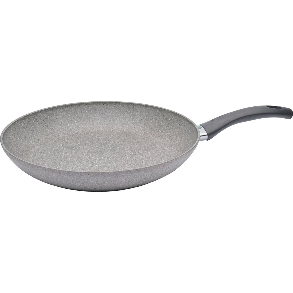 Un wok gris avec un manche noir, isolé sur fond blanc.