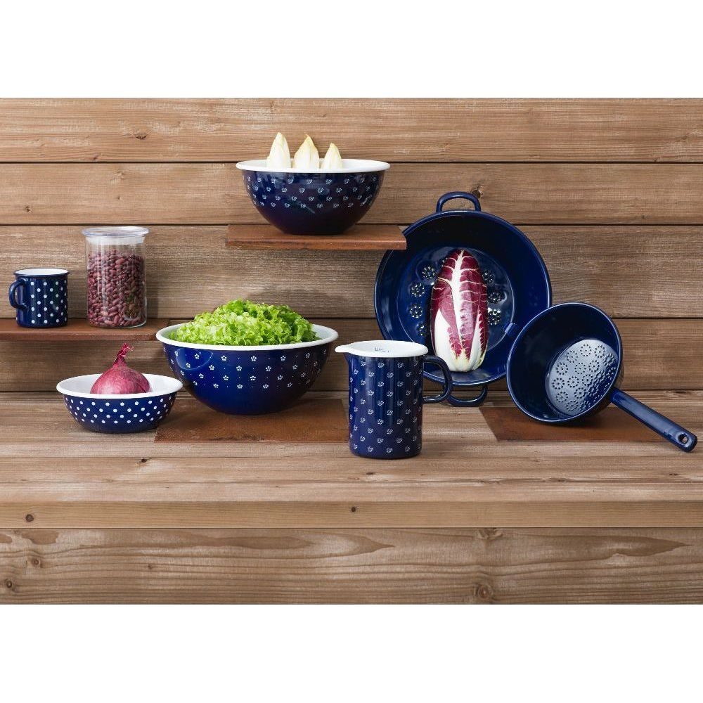 Ustensiles de cuisine bleus et blancs : bols, tasses, passoire, bocal de haricots, salade.