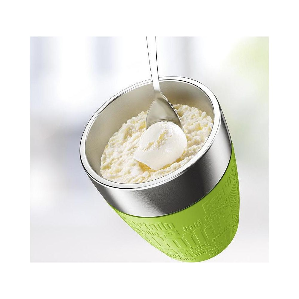 Ein Löffel nimmt ein Eis aus einem Becher mit grünem Aufdruck.