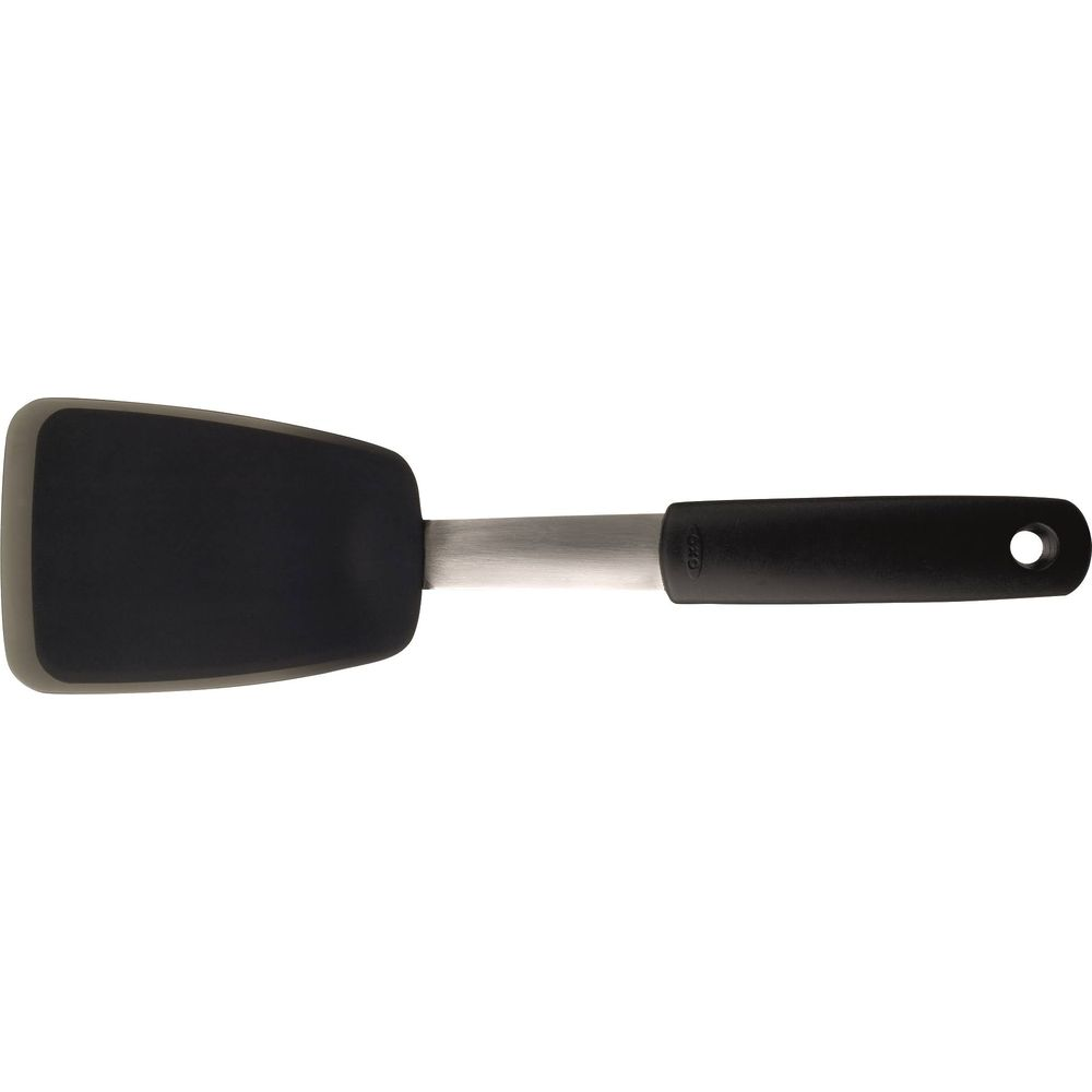 Czarna łopatka z metalowym trzonkiem i czarną rączką.