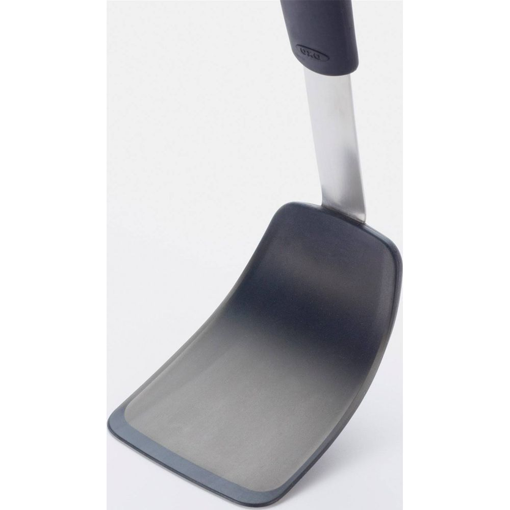 Szara łopatka z ciemnym metalowo-plastikowym uchwytem.