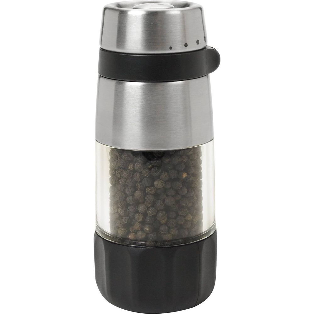 Młynek do pieprzu ze stali nierdzewnej z czarną podstawą i widocznym pieprzem.