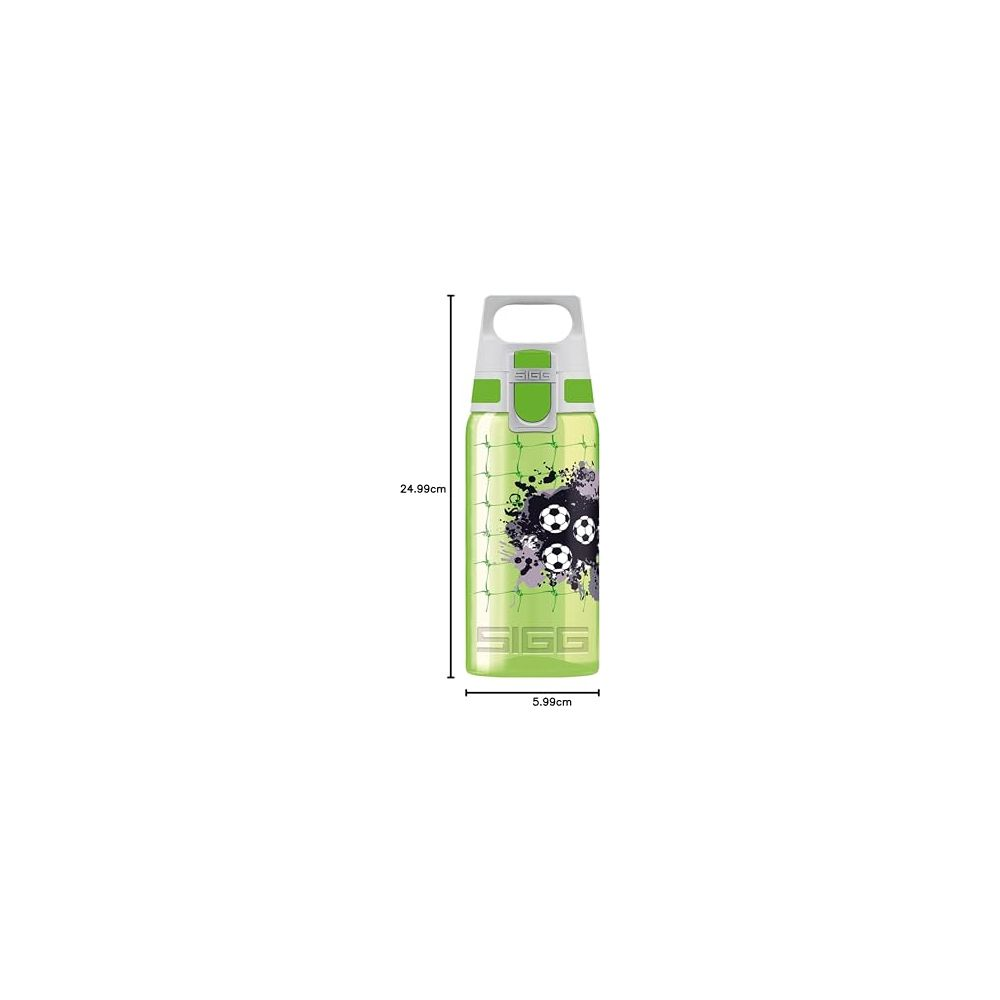 Grüne SIGG-Trinkflasche mit Fußballmotiv und Maßen.