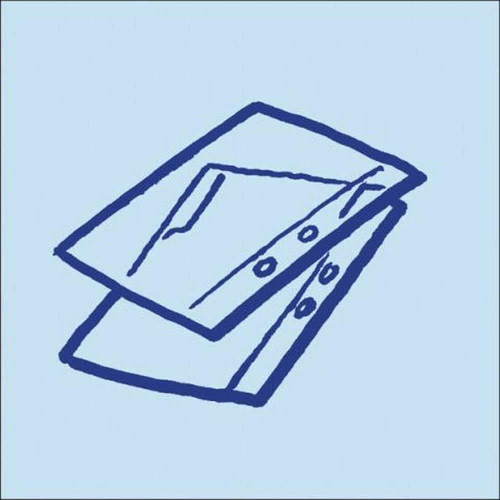 Un boceto azul de dos camisas superpuestas con botones.