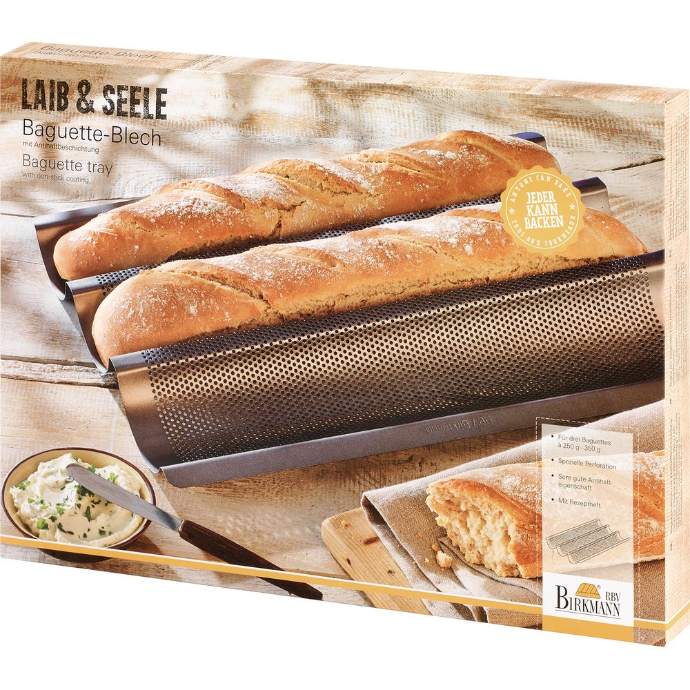 Baguette-Blech mit zwei gebackenen Baguettes, Butter und Messer.