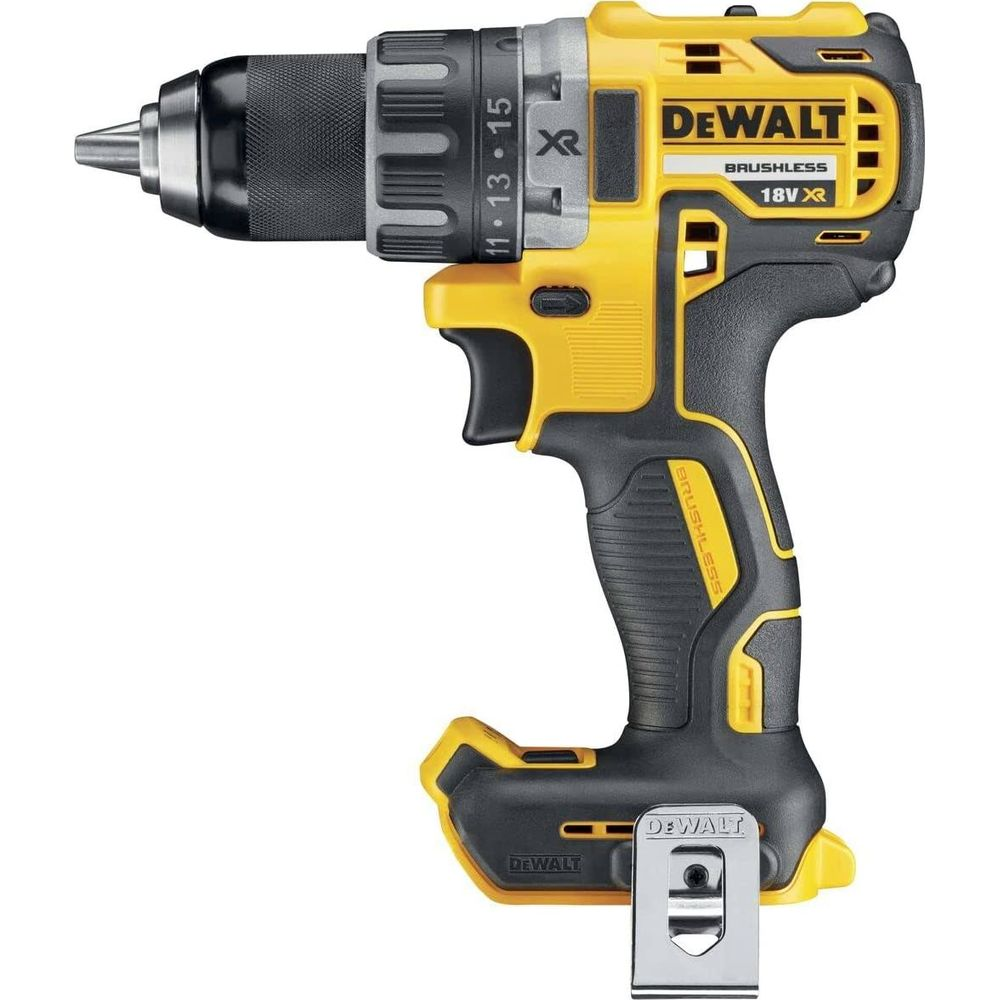 Żółto-czarna wiertarko-wkrętarka akumulatorowa DeWalt z metalowym bitem. Na białym tle.