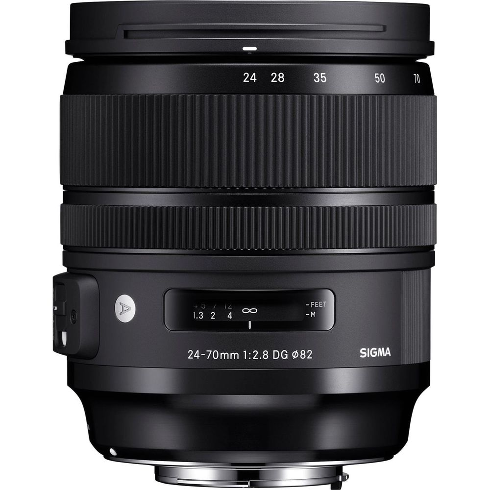Un obiettivo Sigma nero 24-70mm con ghiera zoom e display di messa a fuoco.