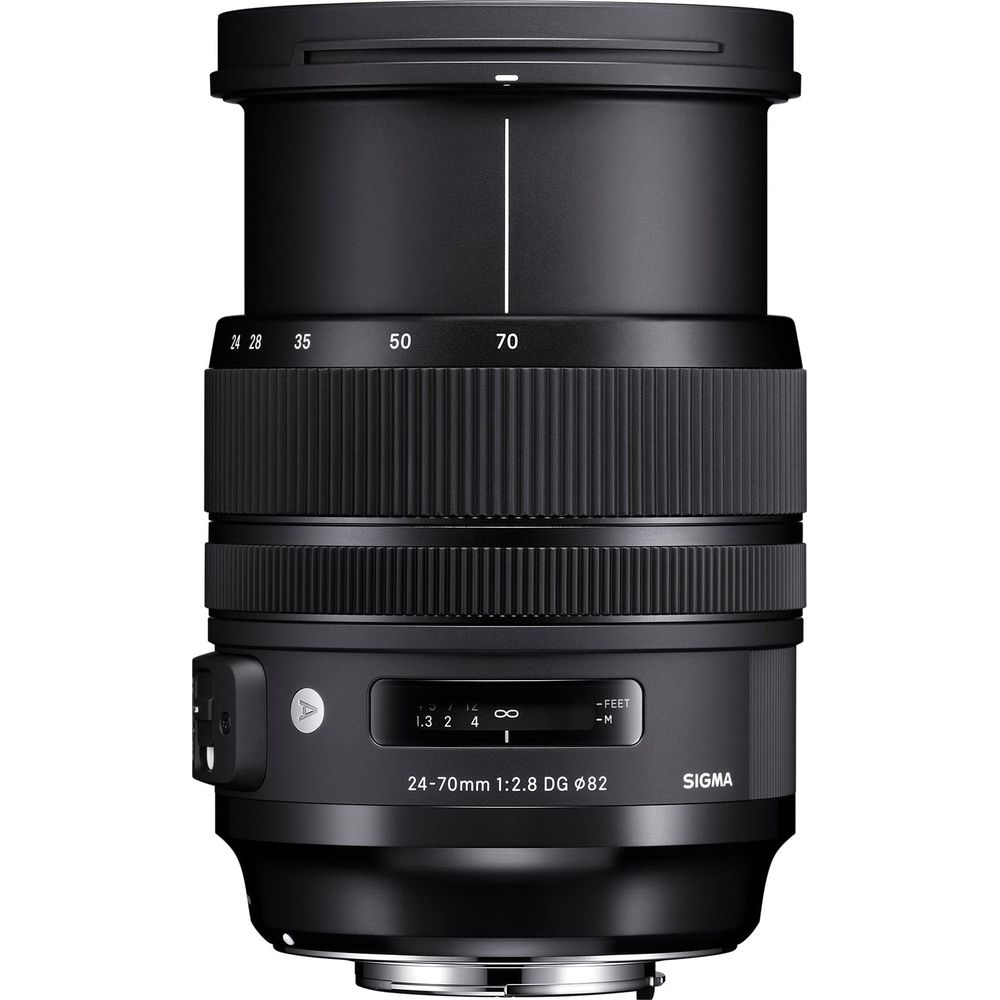 Obiettivo Sigma nero 24-70mm con ghiere di messa a fuoco e zoom.