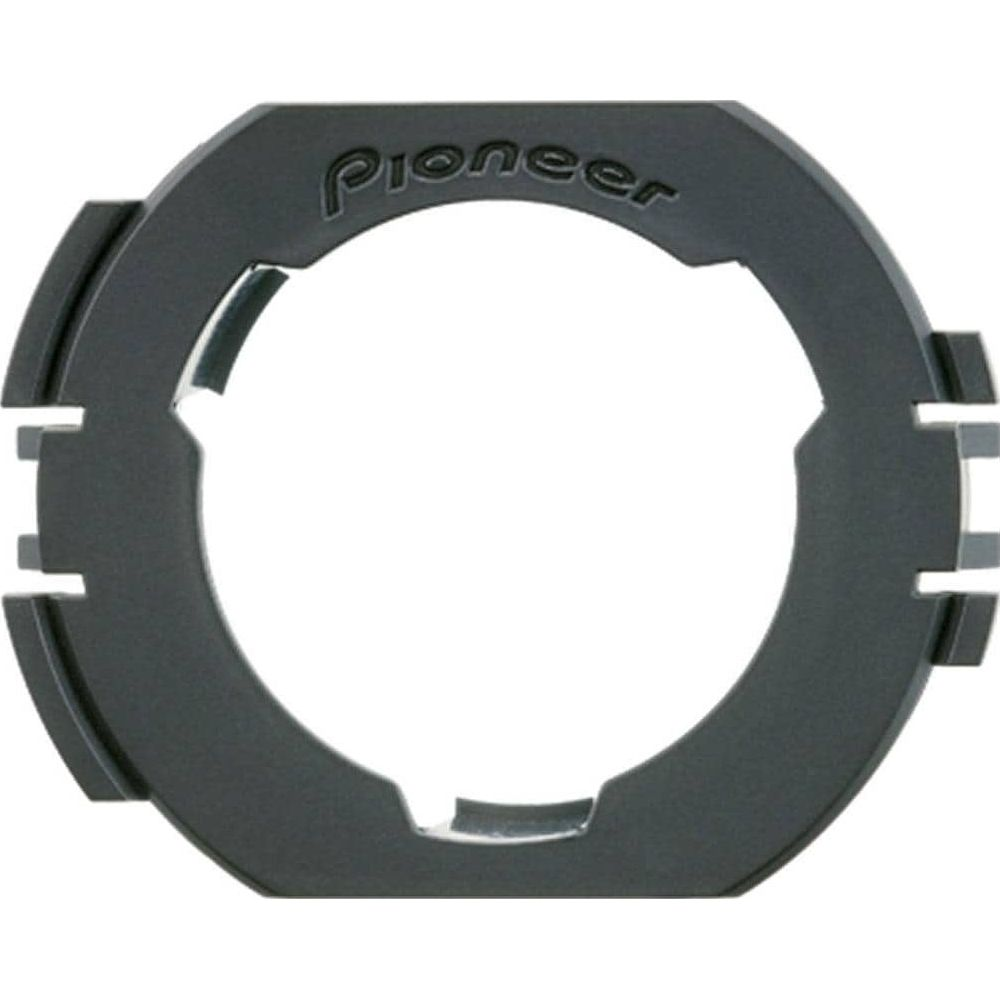 Schwarzer Ringadapter mit "Pioneer"-Logo, mit Schlitzen und Aussparungen.