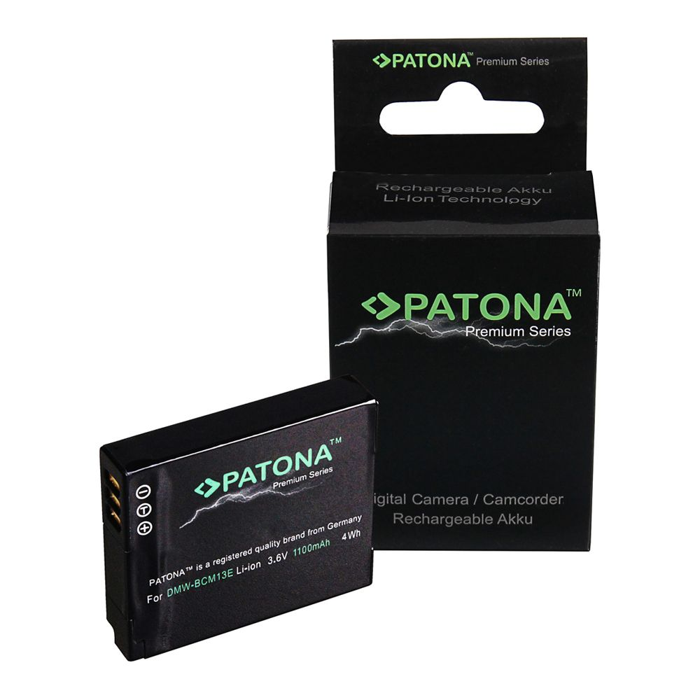 Schwarzer Akku mit Aufdruck, daneben eine schwarze Verpackung mit Logo.