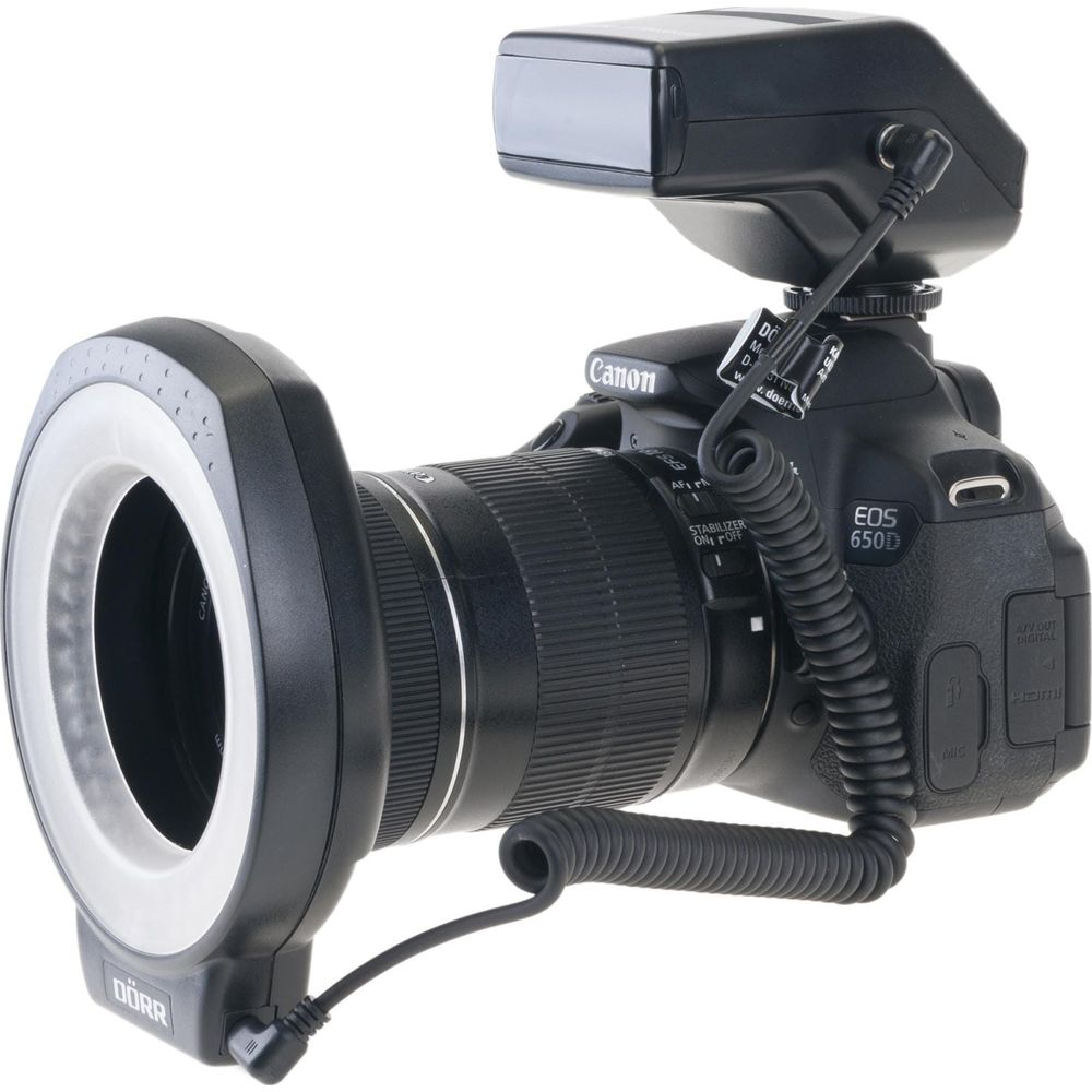 Eine Canon EOS 650D Kamera mit Ringlicht und Blitz. Detaillierte Ansicht.