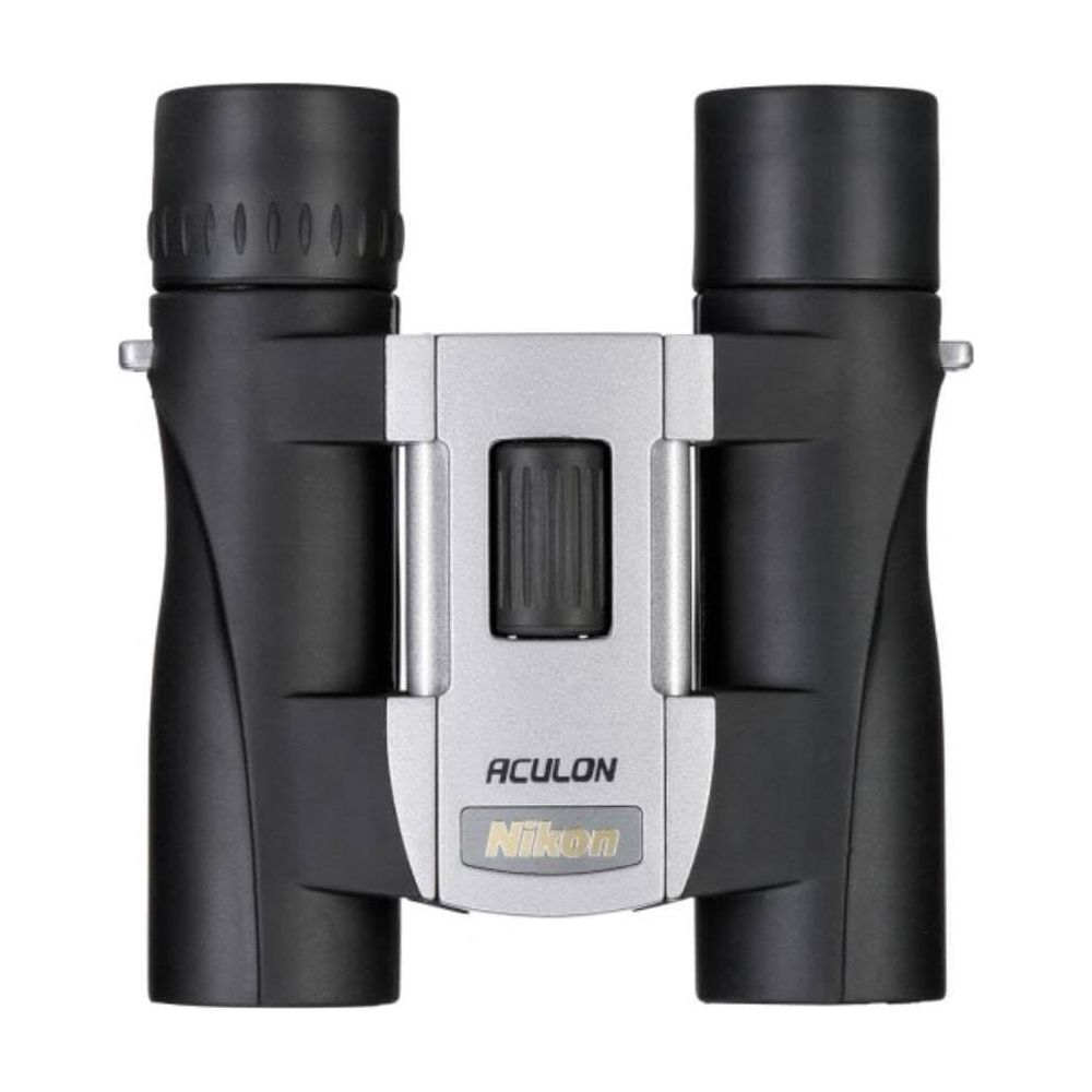 Czarno-srebrne lornetki Nikon z kółkiem ostrości pośrodku.