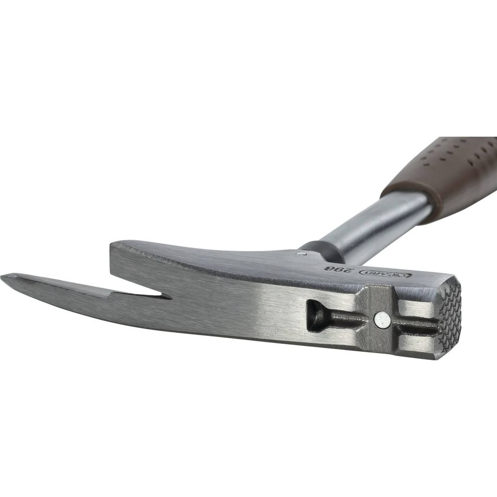 Eine Nahaufnahme eines grauen Hammers mit braunem Griff vor einem schlichten weißen Hintergrund.