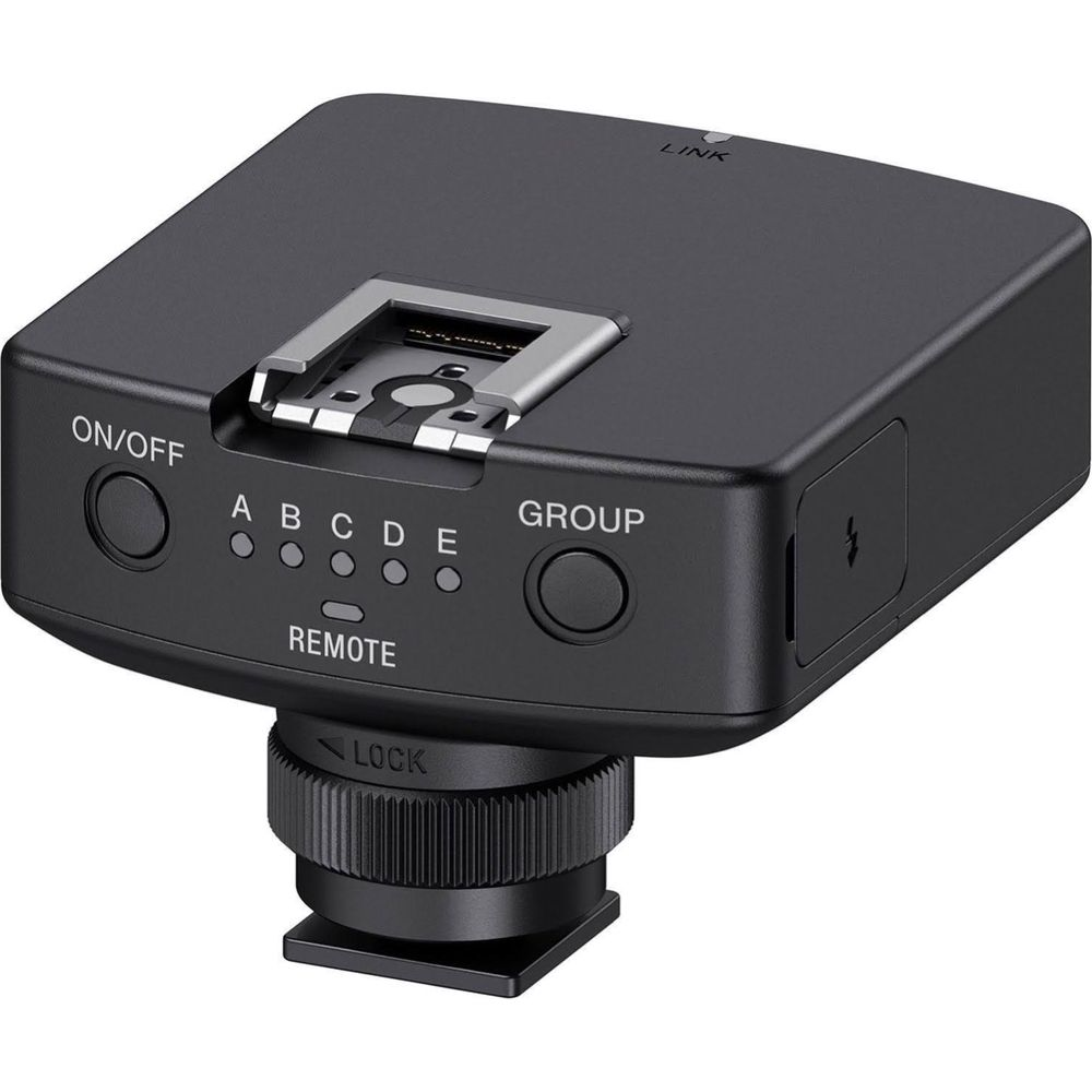 Czarny odbiornik lampy błyskowej aparatu z przyciskami i wskaźnikami.