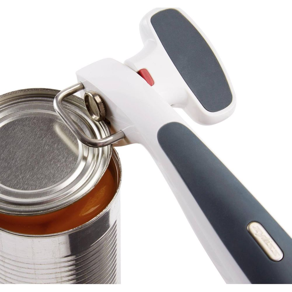 Ein weißer Dosenöffner mit grauen Griffen öffnet eine metalldose mit orangefarbenem Inhalt.