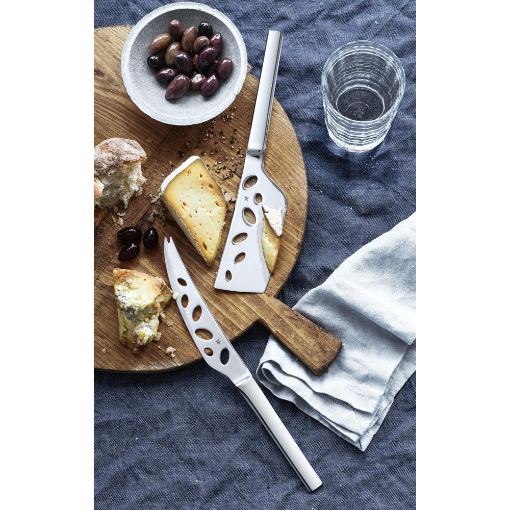 Käseplatte mit Oliven, Brot und Käsemessern