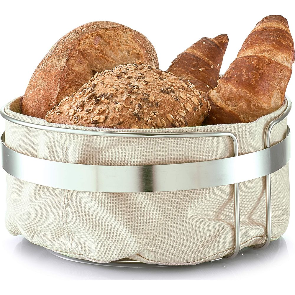Ein Brotkorb mit verschiedenen Broten und Croissants, beige Stoffauskleidung.