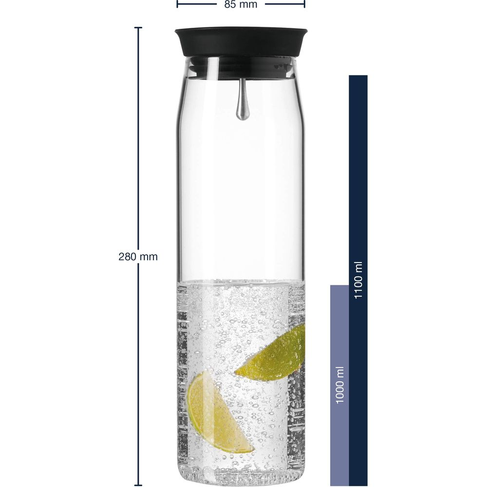 Eine Glasflasche mit schwarzem Deckel, gefüllt mit Wasser und Zitronenscheiben.