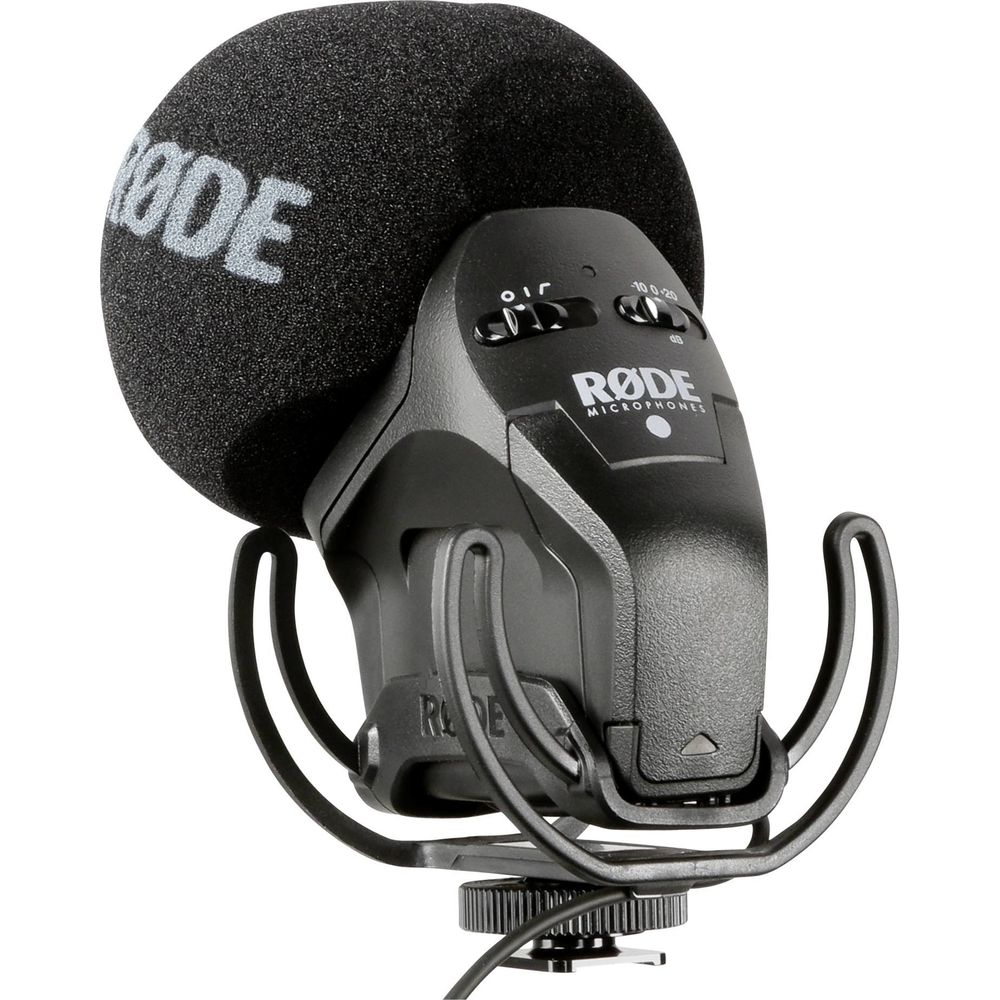 Schwarzes Rode-Mikrofon mit Windschutz und Halterung, Studio-Equipment.