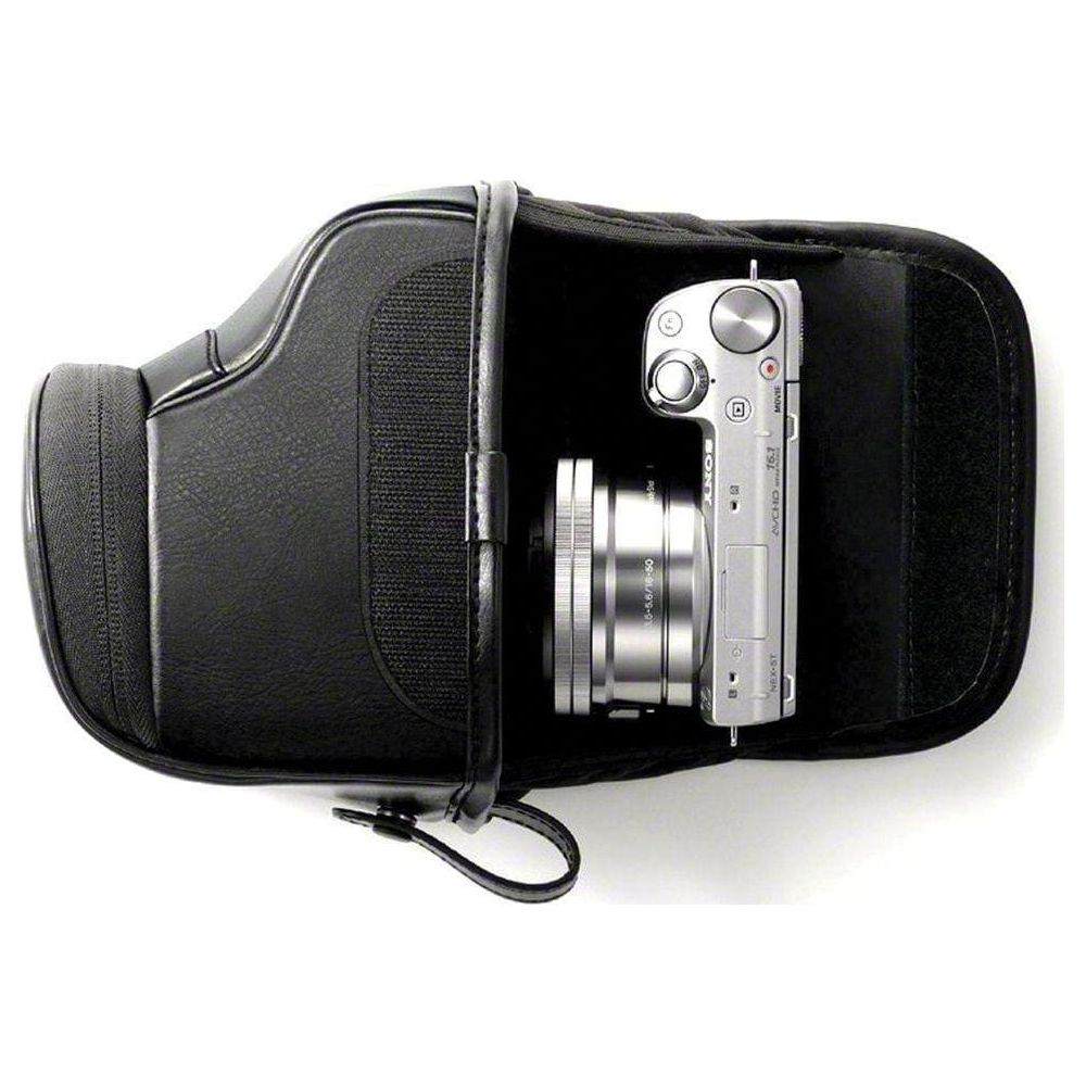 Un corpo macchina Sony argento con obiettivo dentro una borsa nera.