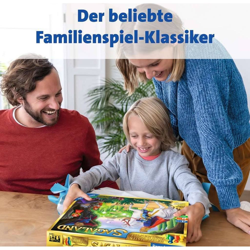 Eine Familie lacht, während sie ein Brettspiel namens Sagaland auspackt.