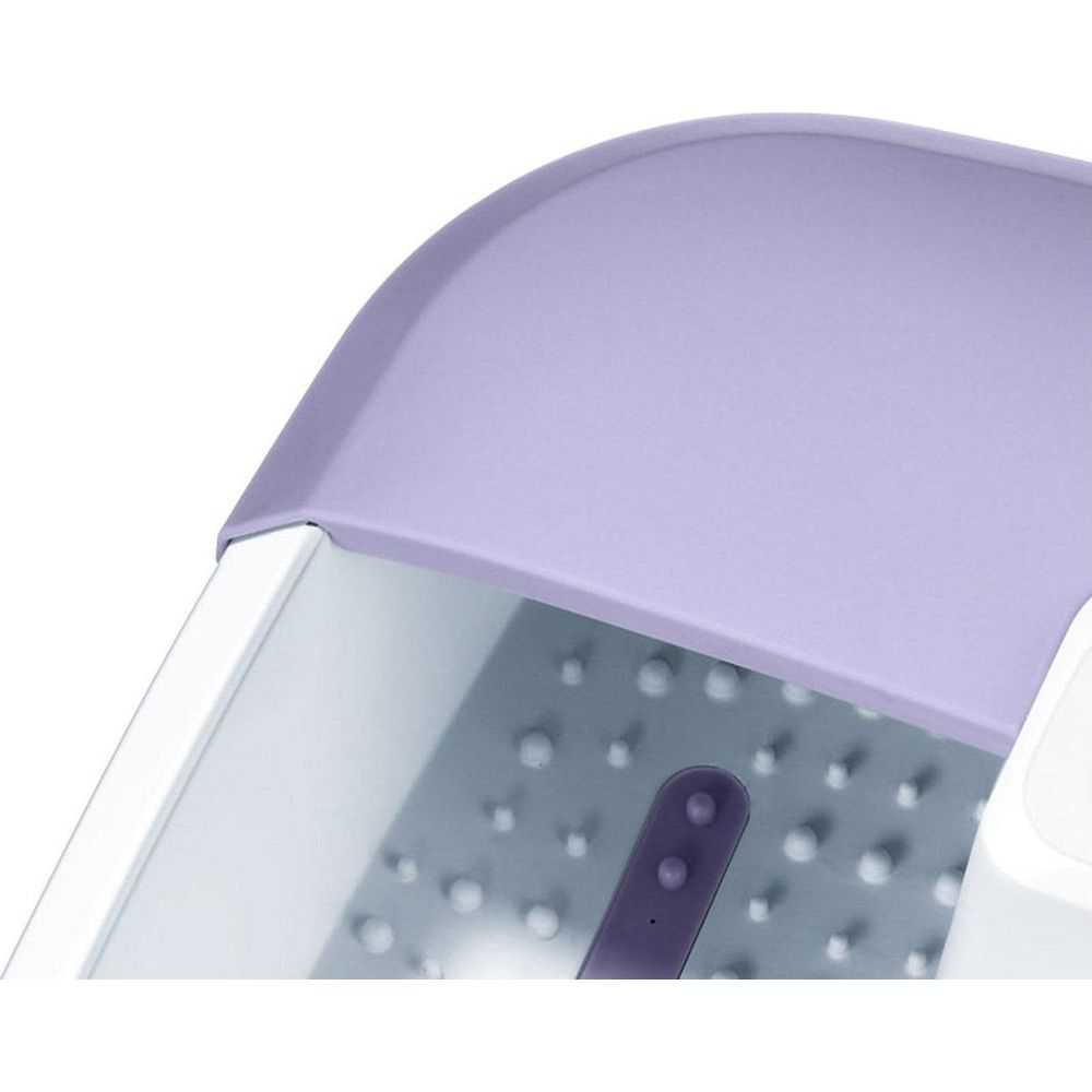 Lila Deckel auf weißem Behälter mit Noppenmuster im Inneren.