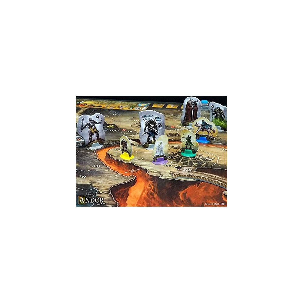 Fantasy-Spielbrett mit Spielfiguren und Lavafluss.
