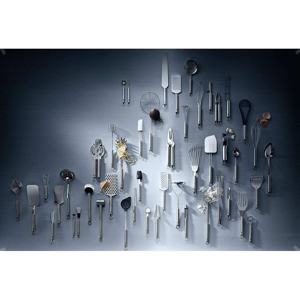 Une collection d'ustensiles de cuisine en métal, y compris des fouets, spatules et pinces.