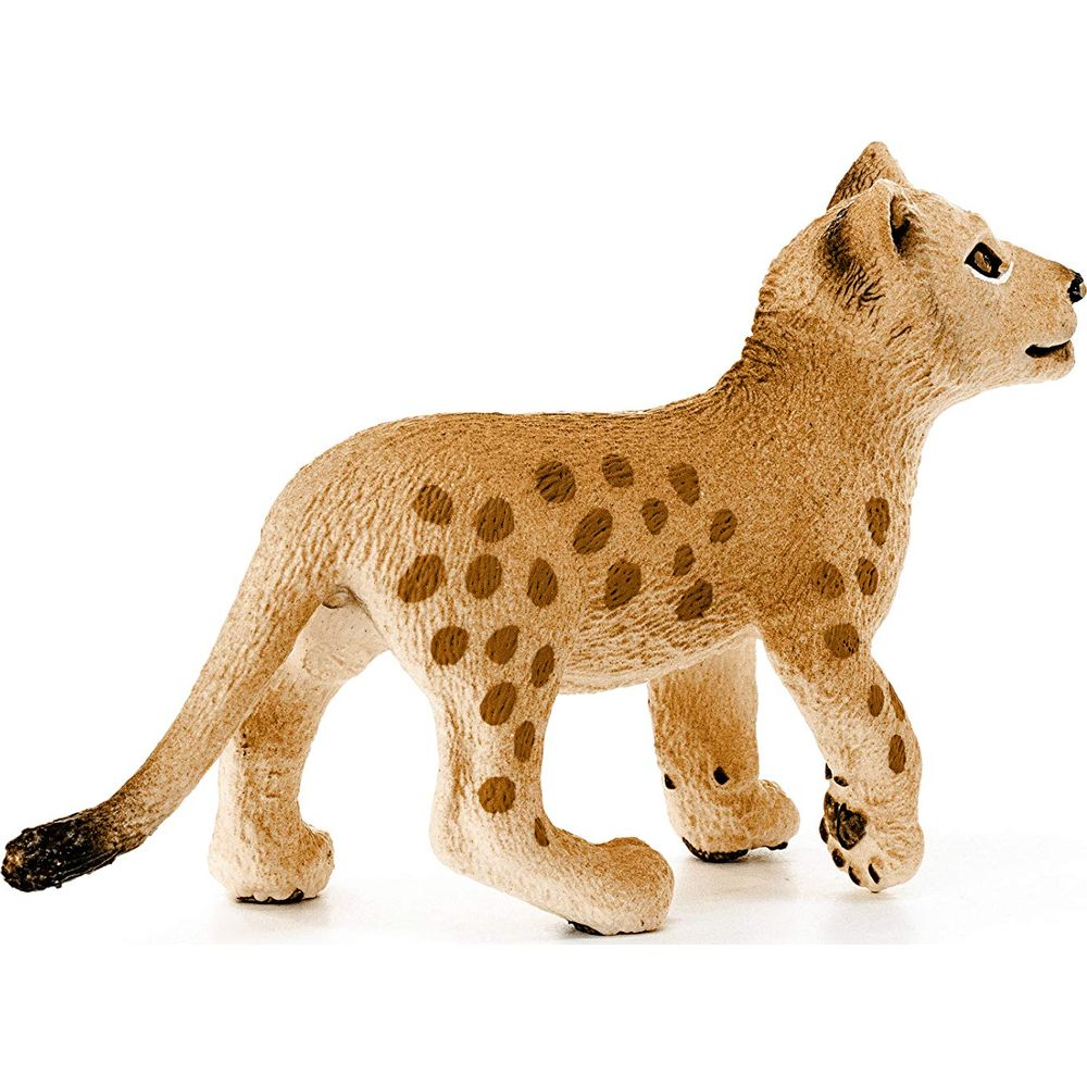 Un cucciolo di iena marrone con macchie scure su sfondo bianco.