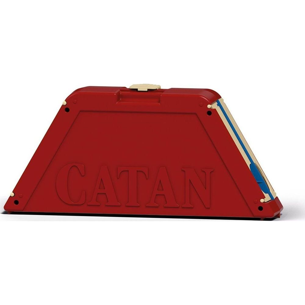Ein roter Spielkasten mit dem Aufdruck CATAN, auf weißem Hintergrund.