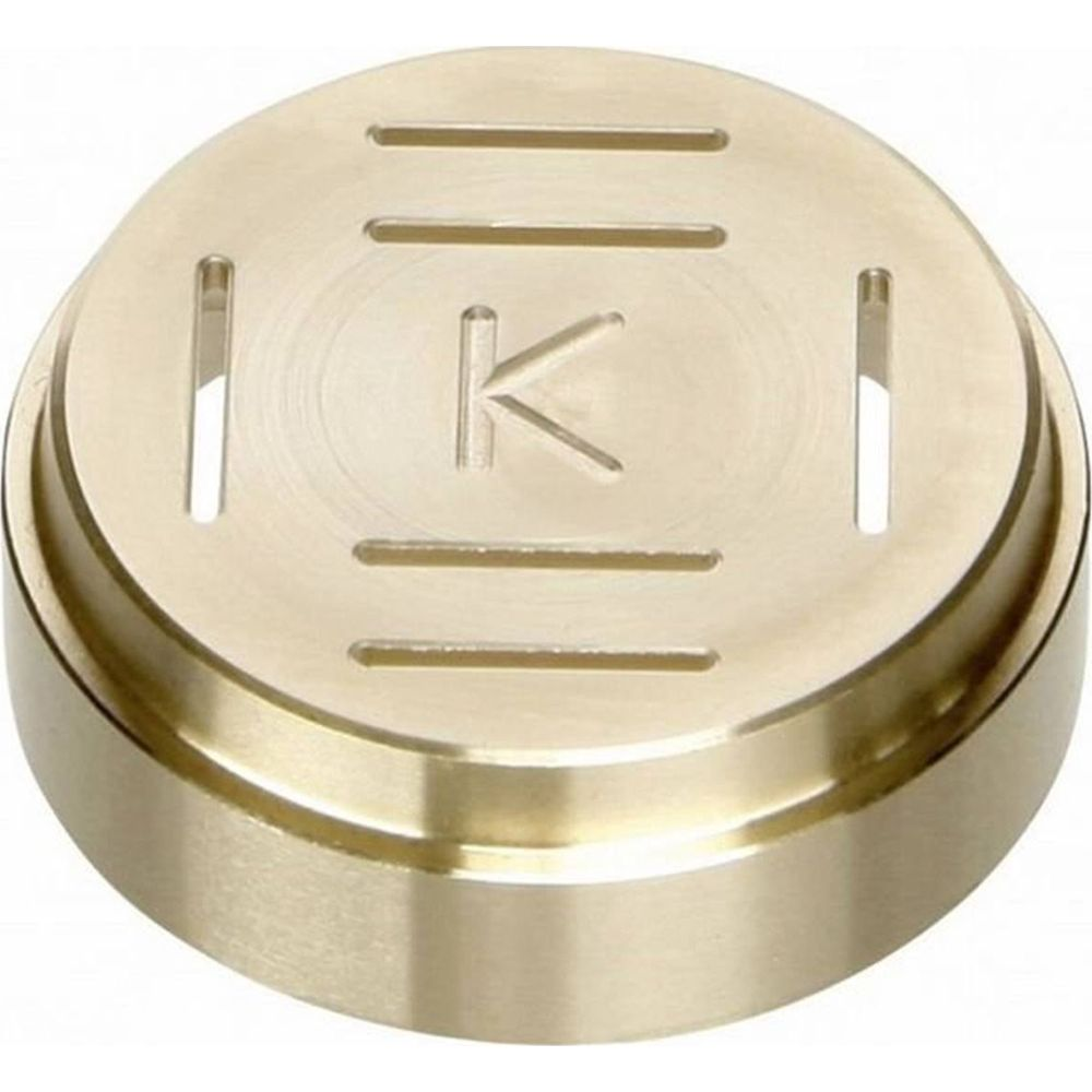Ein goldfarbener Nudelaufsatz mit dem Buchstaben K und Schlitzen.