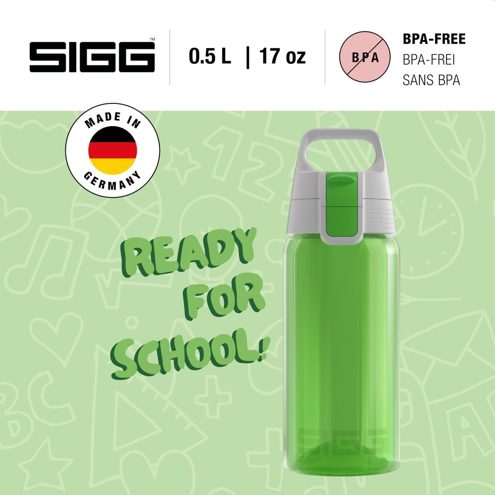Grüne SIGG-Flasche (0,5L) mit weißem Deckel, bereit für die Schule.