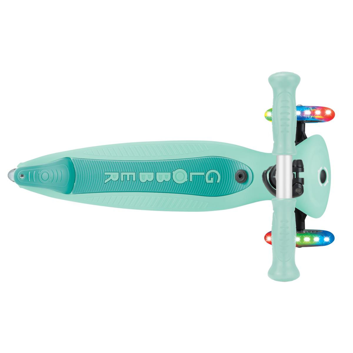 Monopattino verde menta con ruote luminose e logo 'GLOBBER'.