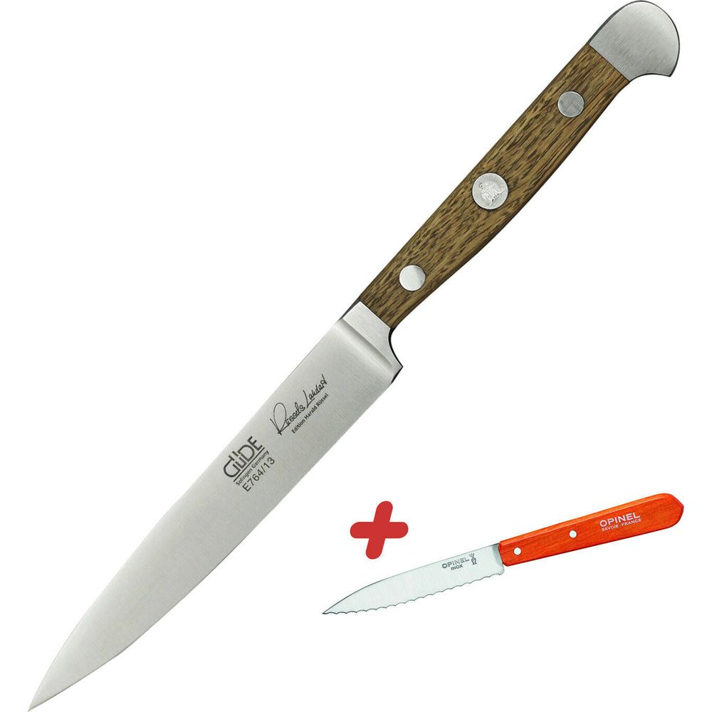 Ein Küchenmesser mit Holzgriff und ein kleines orangefarbenes Wellenschliffmesser.