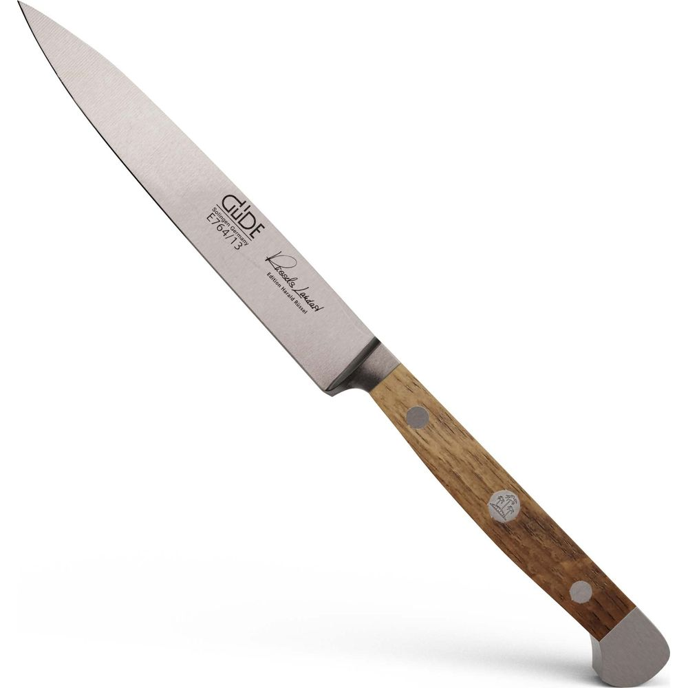 Ein Kochmesser mit Holzgriff und silberner Kappe, auf weißem Hintergrund.