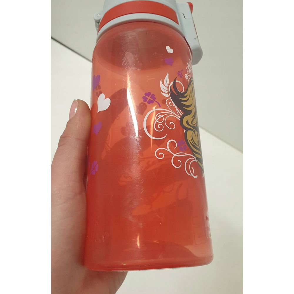 Eine rote Wasserflasche mit Herz- und Blumenaufdruck, die von einer Hand gehalten wird.