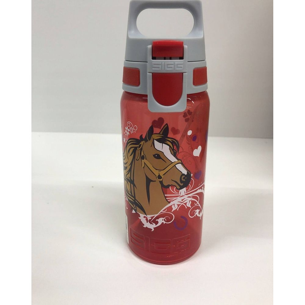 Rote SIGG-Trinkflasche mit Pferdeaufdruck und silbernem Griff.