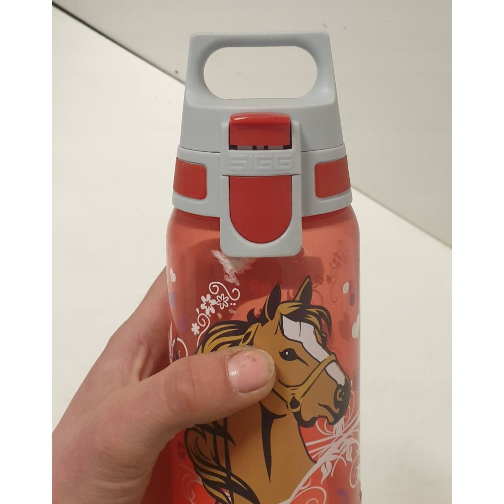 Rote Trinkflasche mit Pferdemotiv und grauem Deckel, in der Hand gehalten.