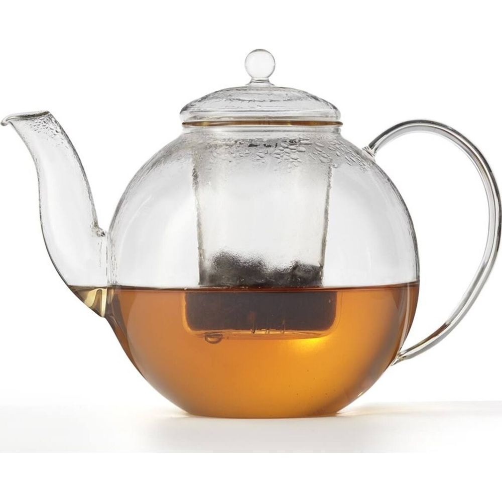 Transparente Teekanne mit goldenem Tee und einem silbernen Griff.