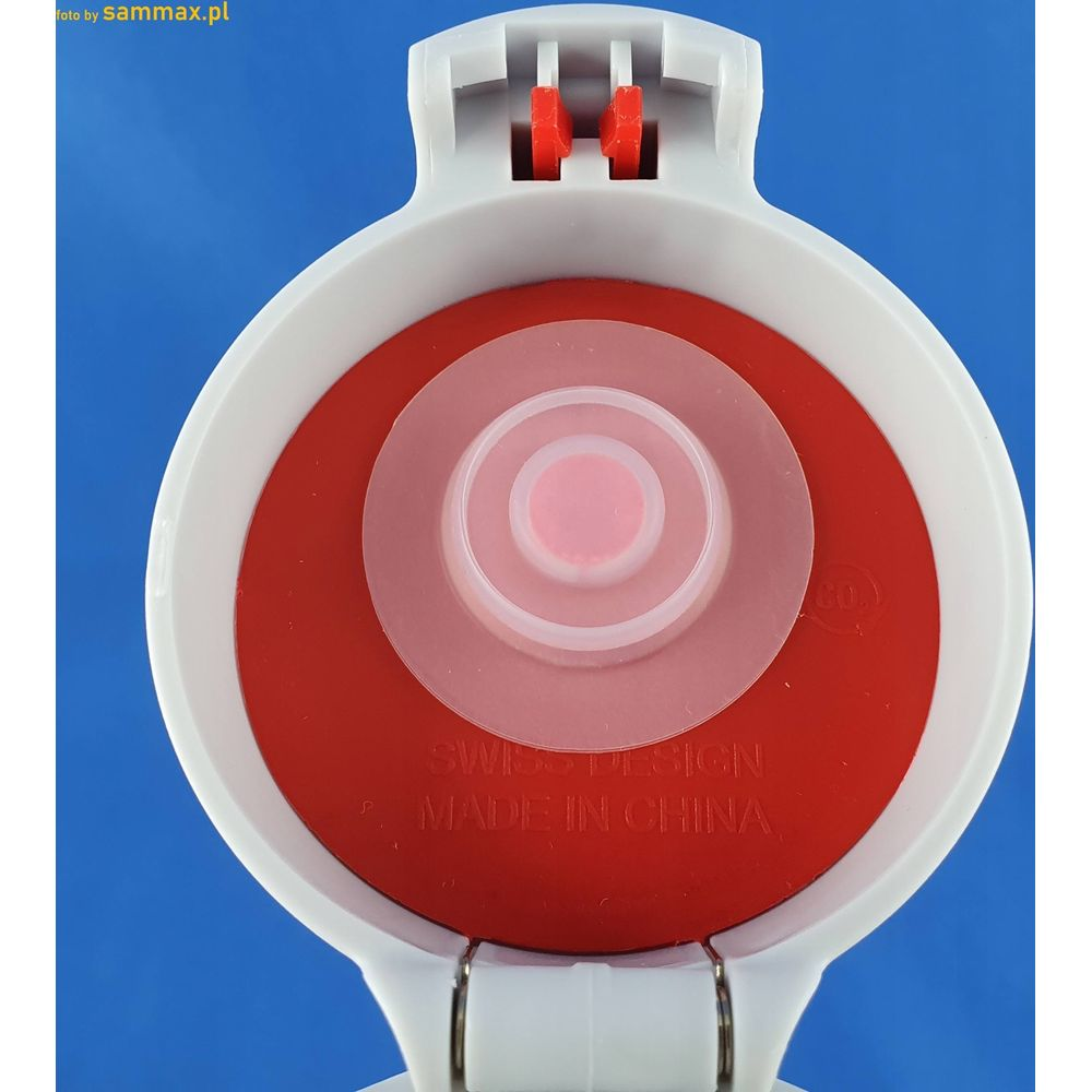 Ein weißer Behälter mit roter Mitte und durchsichtigen Ringen. Swiss Design, Made in China.