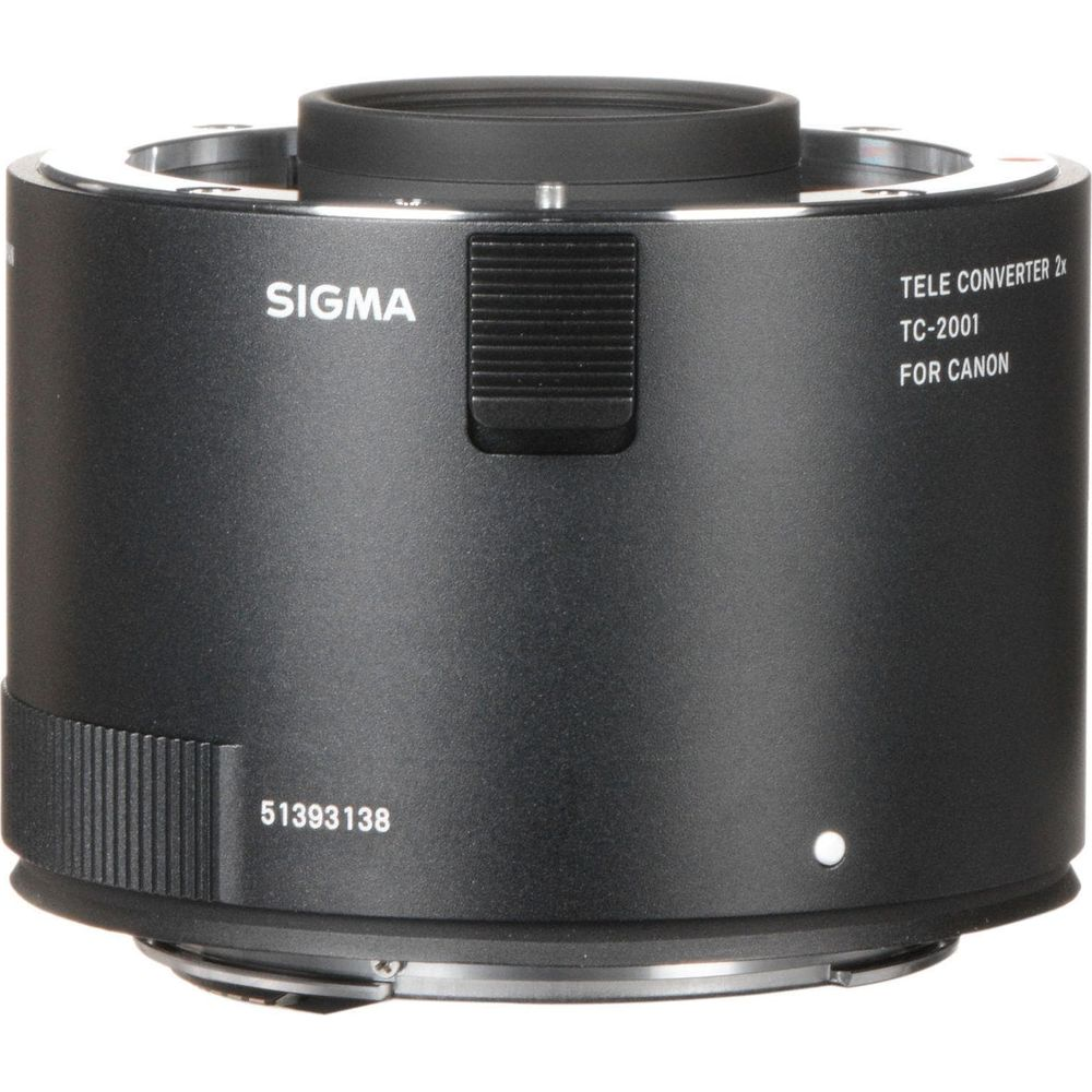 Ein schwarzer Sigma Telekonverter TC-2001 für Canon mit Seriennummer.