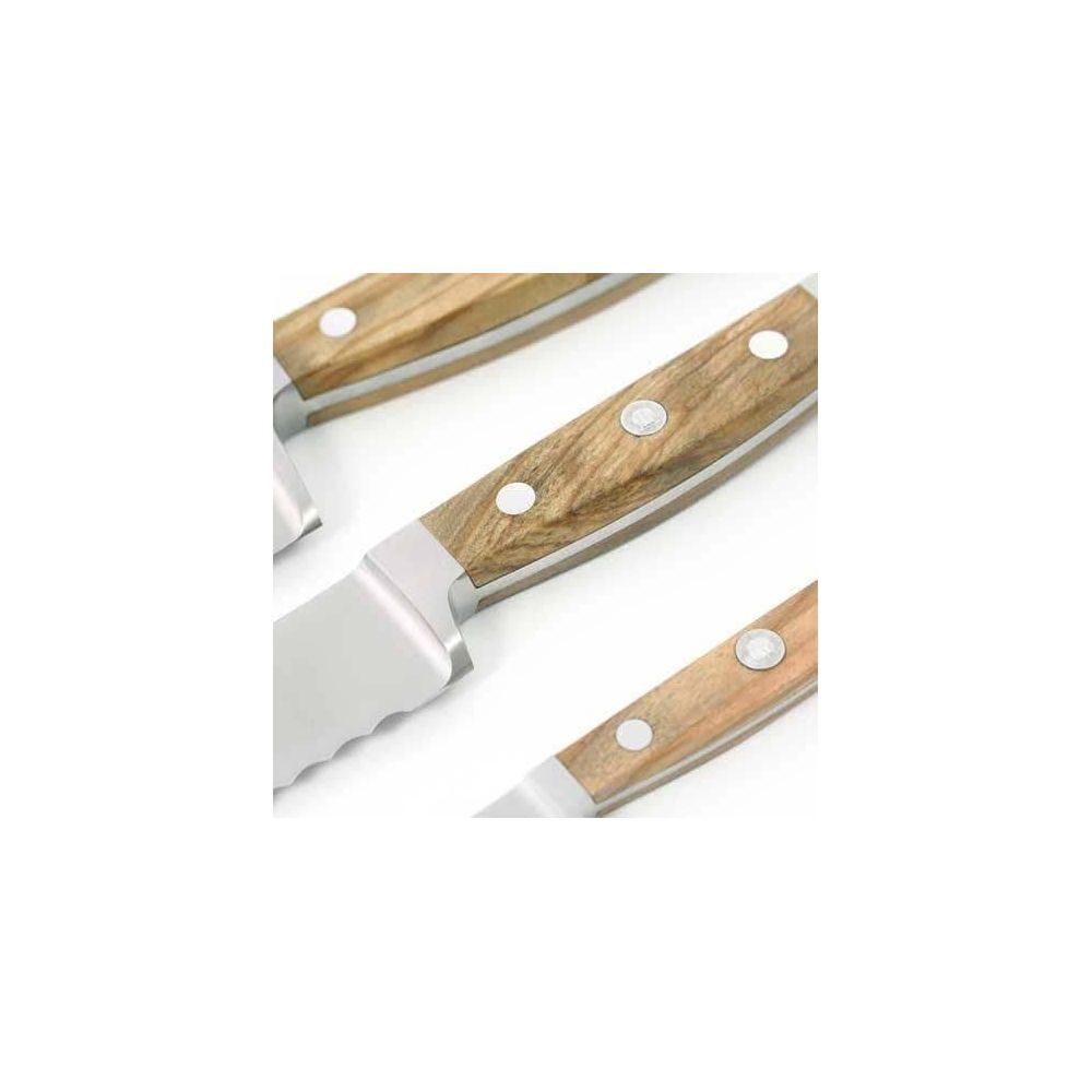 Drei Messer mit Holzgriffen und gezackten Klingen liegen nebeneinander.