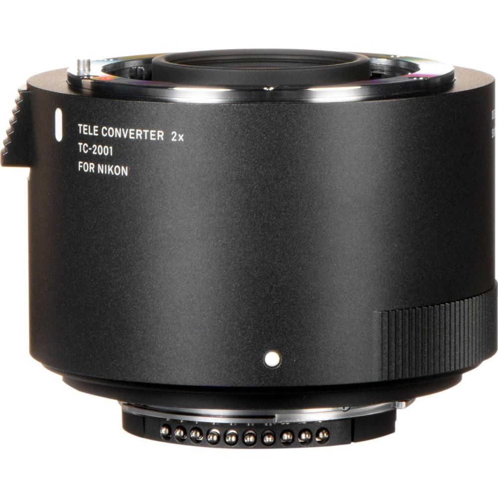 Schwarzer Nikon Telekonverter TC-2001, 2x, mit Anschlüssen.