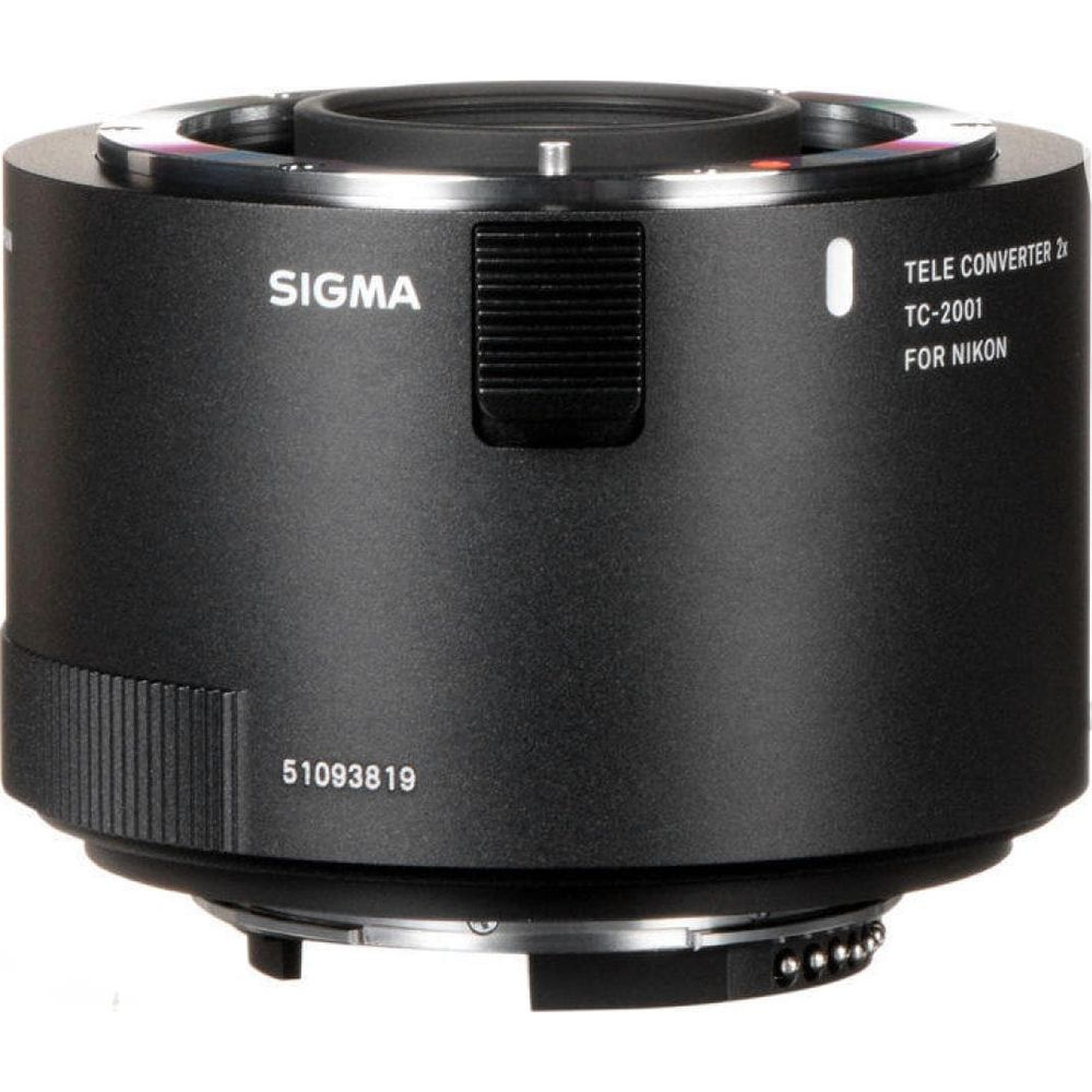 Schwarzer Sigma Telekonverter TC-2001 2x für Nikon mit Seriennummer 51093819.