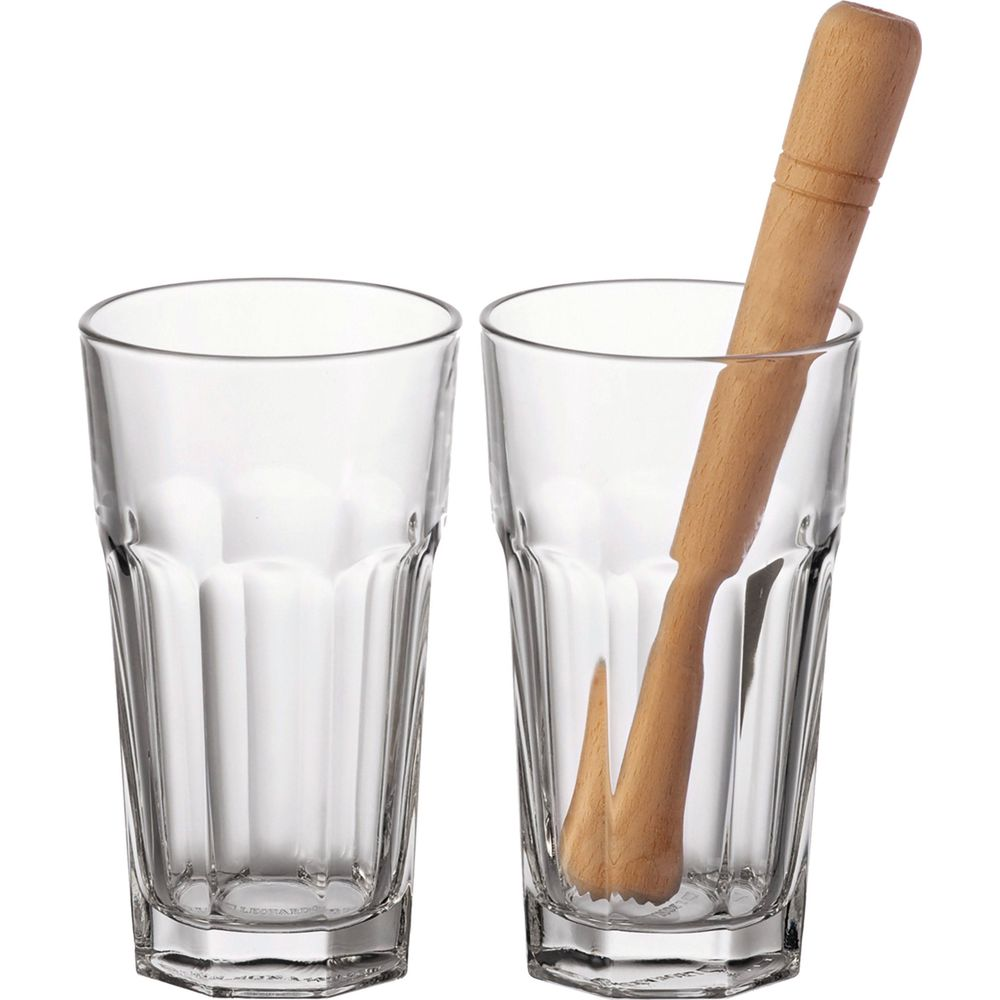 Zwei Glasbecher mit Rillen. Ein Holzstößel ist in einem Glas.