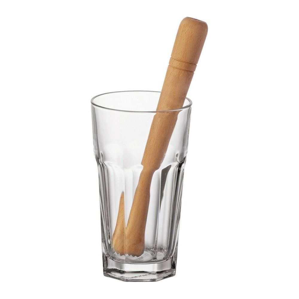 Ein Holzstößel mit Rillen in einem klaren Glasgefäß auf weißem Hintergrund.